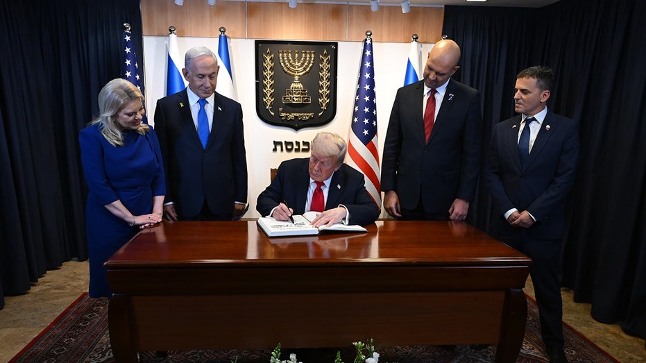 donald-trump-signs-guestbook-israel-with-benjamin-netanyahu