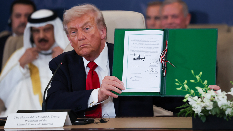 trump-signing-peace-deal